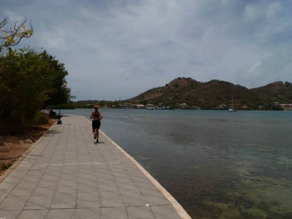 Correndo na orla de Isla Santa Catalina, no caribe colombiano